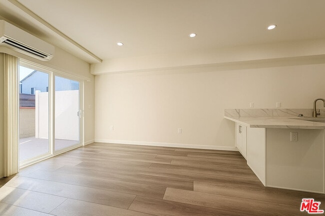 Photo - 5244 Whitsett Ave Unidad 1/4