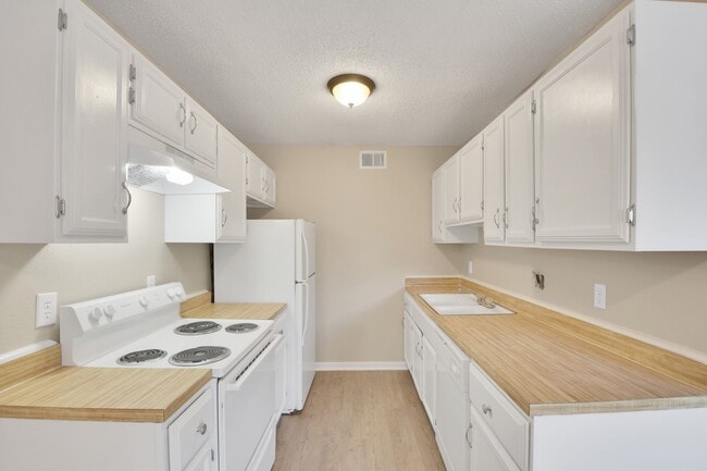 Baker Oaks Apartments - Baker Oaks Apartments
