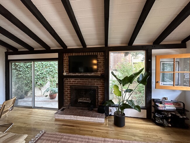 Living room - 2017 Rosilla Pl Casa