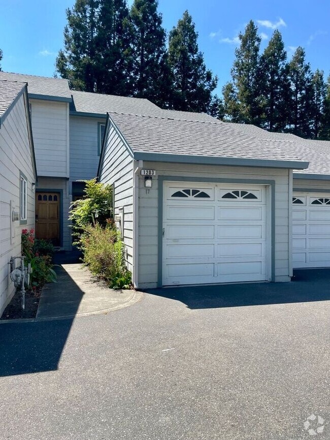 Building Photo - Spacious 2 Bedroom Condo with Garage — Min...