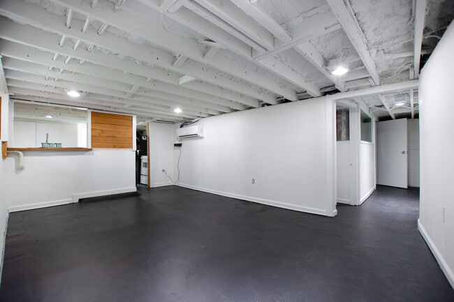 Building Photo - 1713 E Main St Unit Basement Apartment
