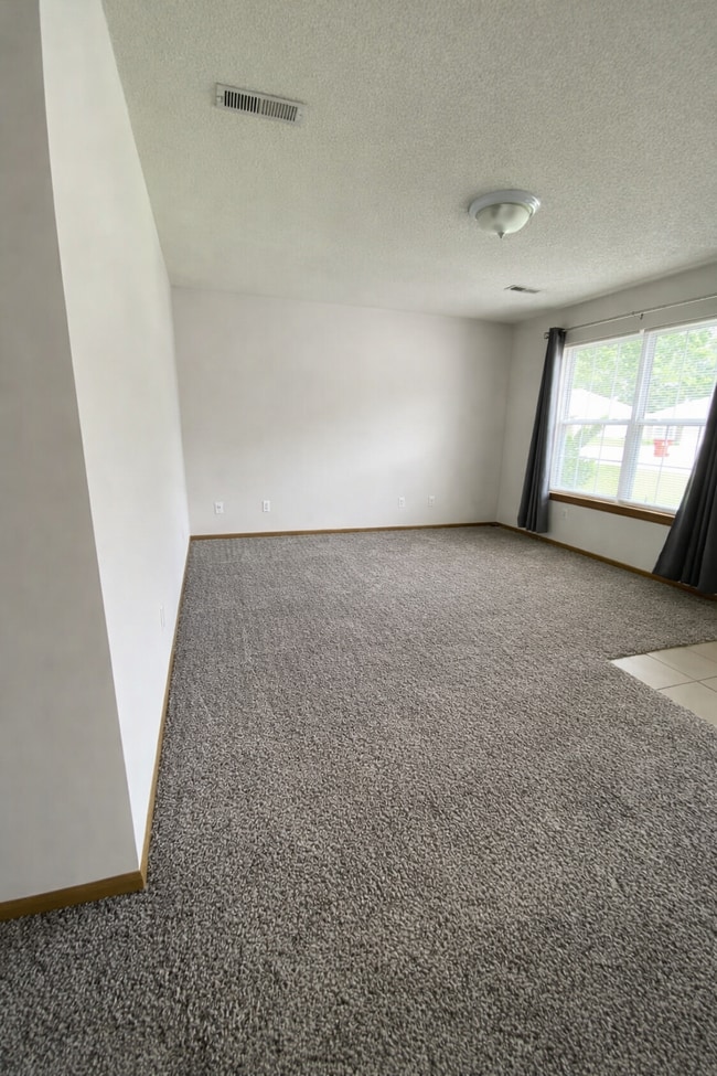 Photo - 907 NW Willow Dr