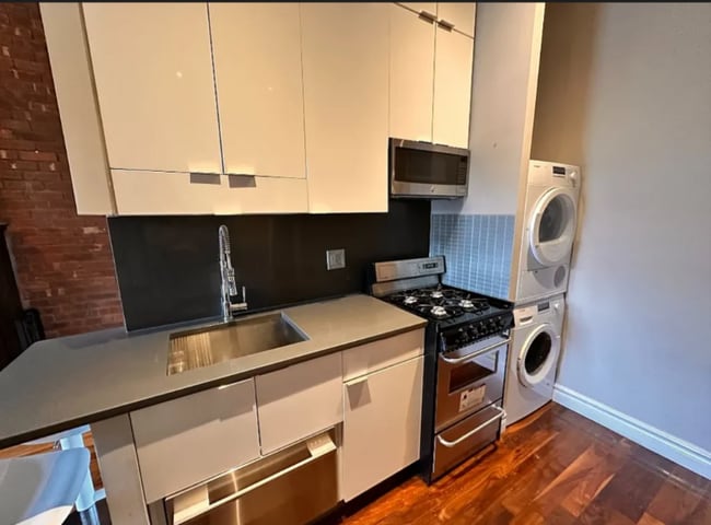 Building Photo - E. 75th St, 5th Ave