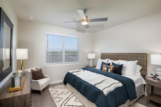 Photo - Up to 6 Weeks Free = Instant Savings Unidad ACR2