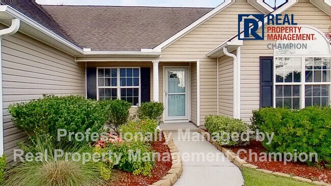 Building Photo - Spacious Home with Fenced Backyard