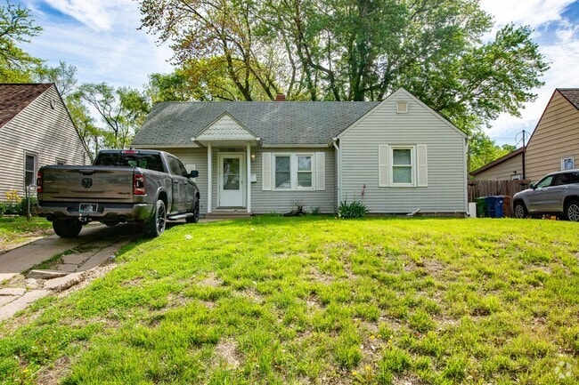 Building Photo - 3 Bedroom / 1 Bath Home with Fenced Backyard!