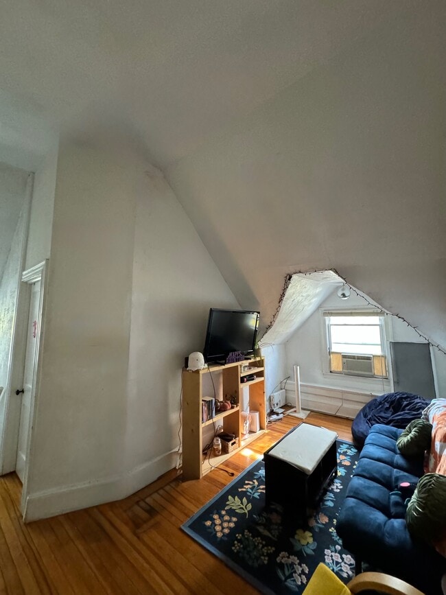 Sala de estar con techo abovedado - 5601 Wilkins Ave