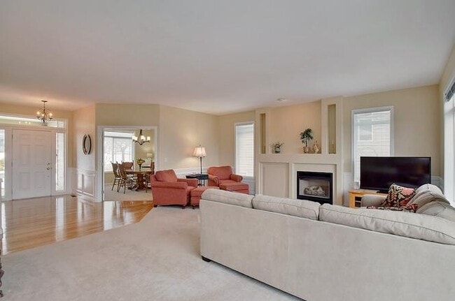 Building Photo - 5063 S Hillcrest Ln