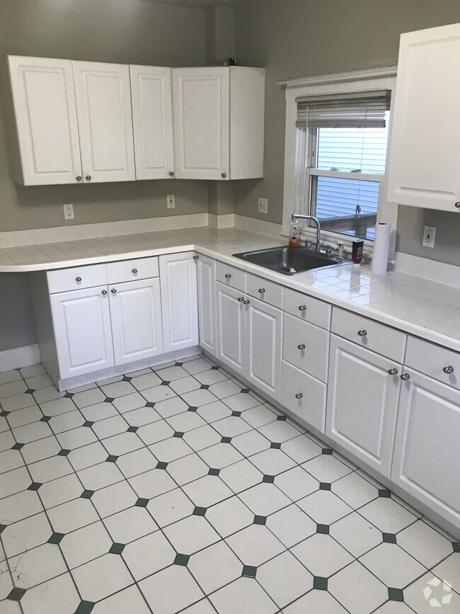 Building Photo - 335 Dorchester St Unit 1 Rental