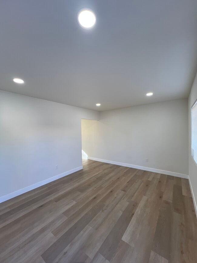 Photo - 896 N J St
