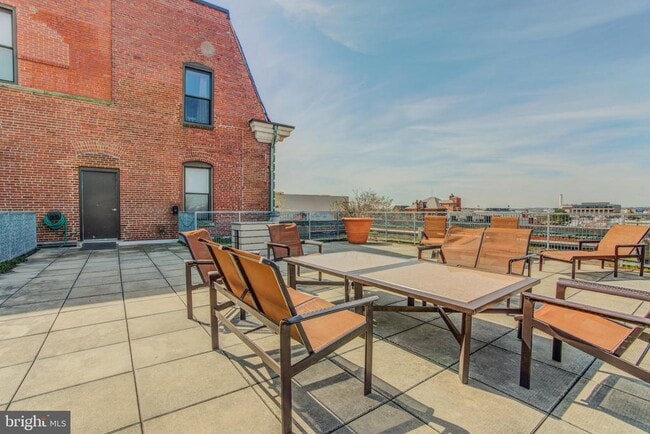 Building Photo - 1211 Light St Unit 208