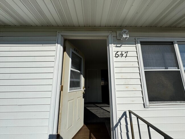 Building Photo - 647 Kennedy Ct