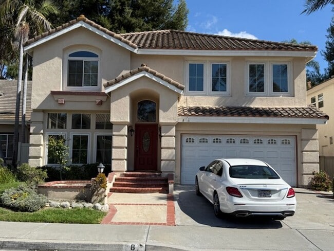 Building Photo - 4 bed / 2.5 bath plus large loft/family ro...