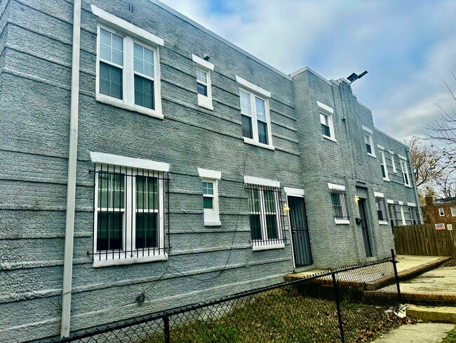 Building Photo - SE Duplex Unit 2