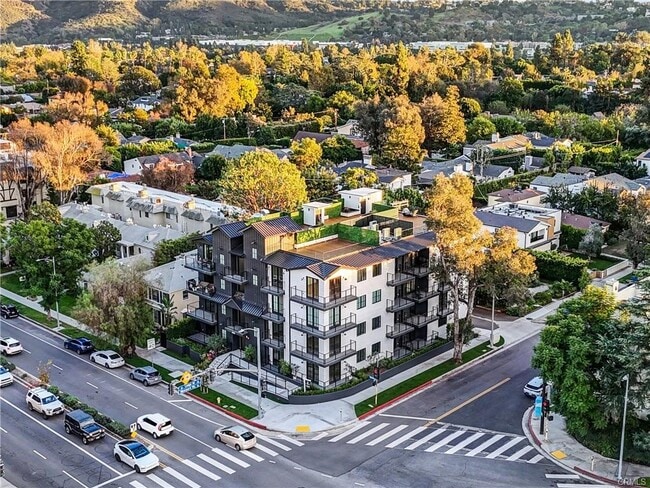 Building Photo - 10352 Riverside Dr Unit 203a