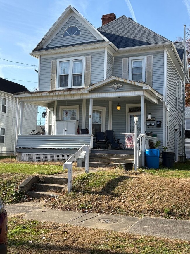 Building Photo - 1605 Oak St Unit 1