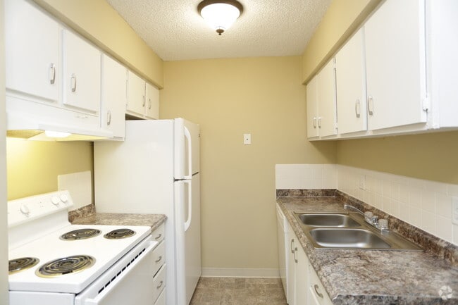 2BR, 1.5BA - 910 SF