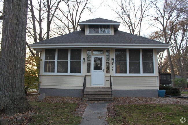 Building Photo - Charming 1900's 3 bedroom bungalow 5 minut... Rental