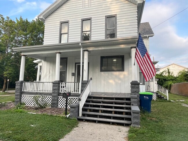 Front porch - 816 N Sheridan St Apartments Unit 816 Corner