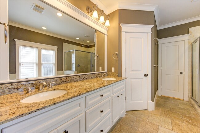 Photo - 635 W 16th St