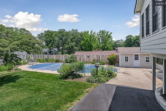 Photo - 570 E 6th St