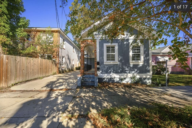 Photo - 208 Line St House