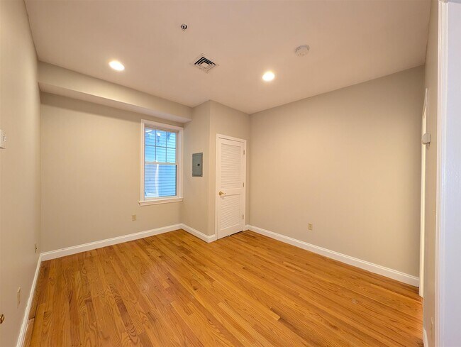 Photo - 470 Green St Unit 2