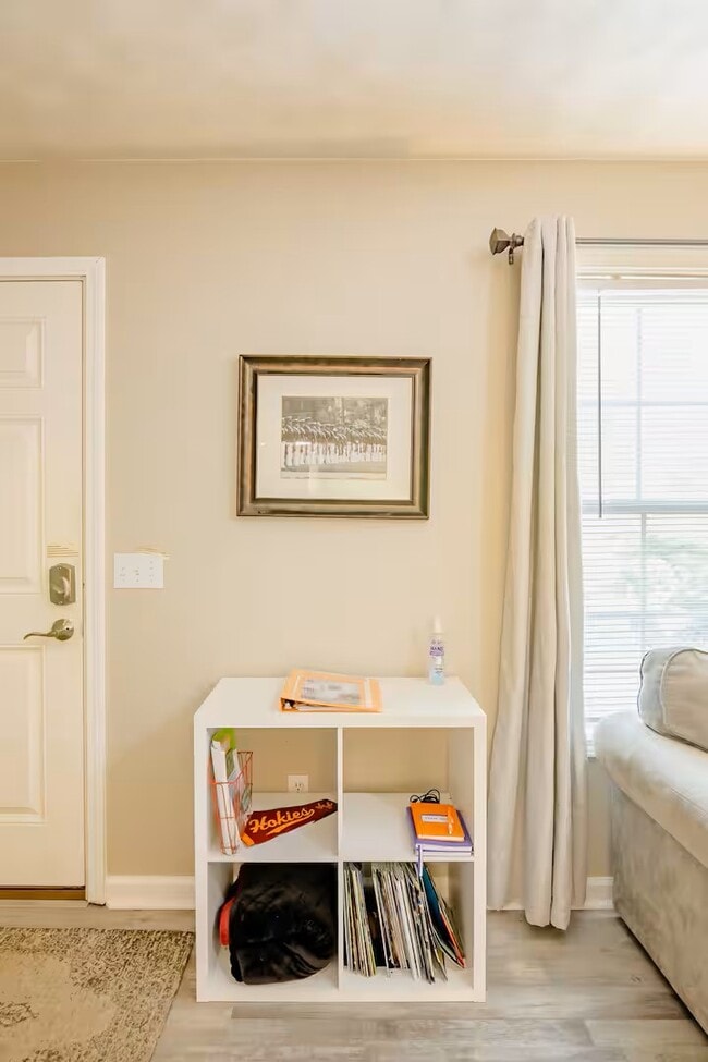 La entrada principal tiene una puerta con cerradura electrónica. - 515 School Ln