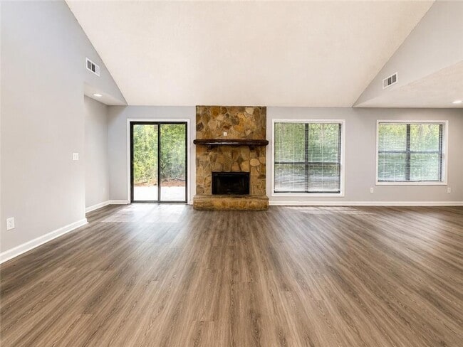 Photo - 4798 Kings Crossing Dr NE
