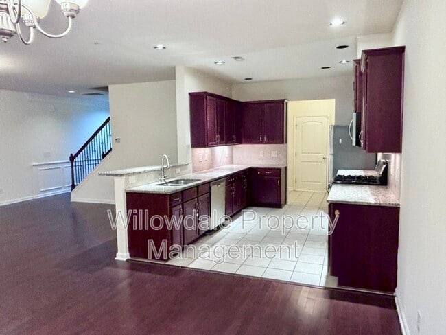 Photo - 535 Whitworth Ln