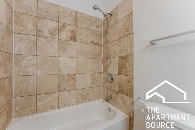 Photo - HUGE 2BR/1BA Close to Blue Line! Unidad 35-2