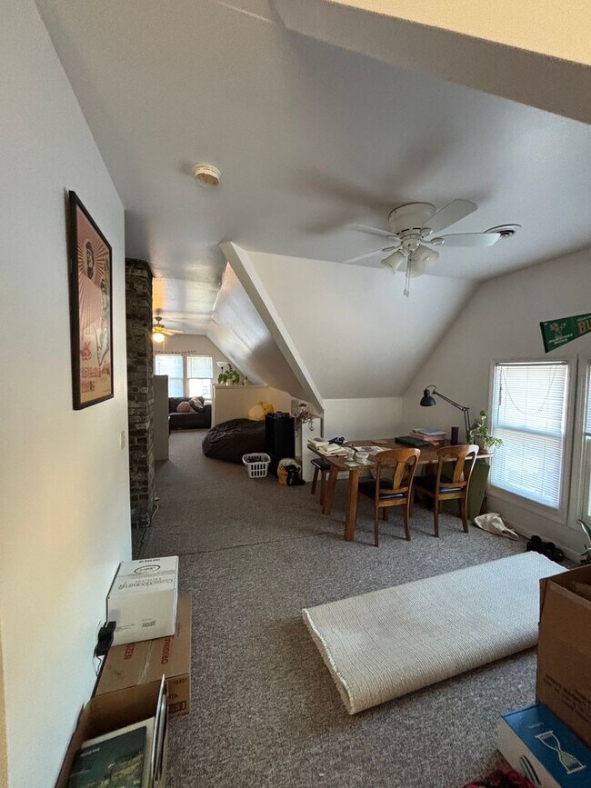 Photo - 122-124 E Lloyd Unit 122 E Lloyd (upper)