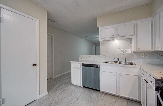 Photo - 8820 Bissonnet St