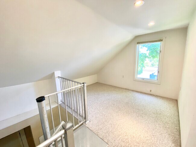 Photo - 1054 S Main St