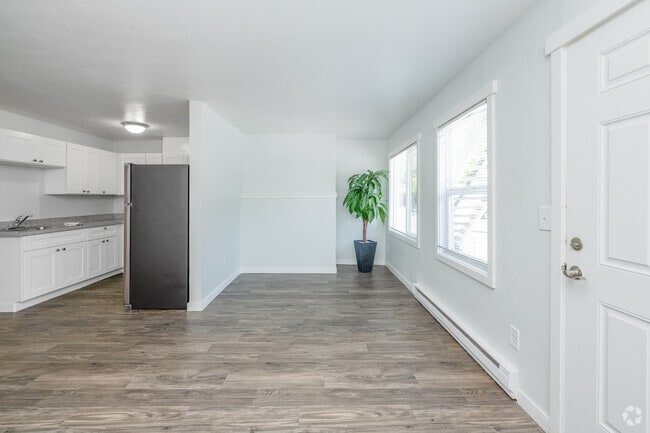 2BR, 1BA - 724SF - Living Room