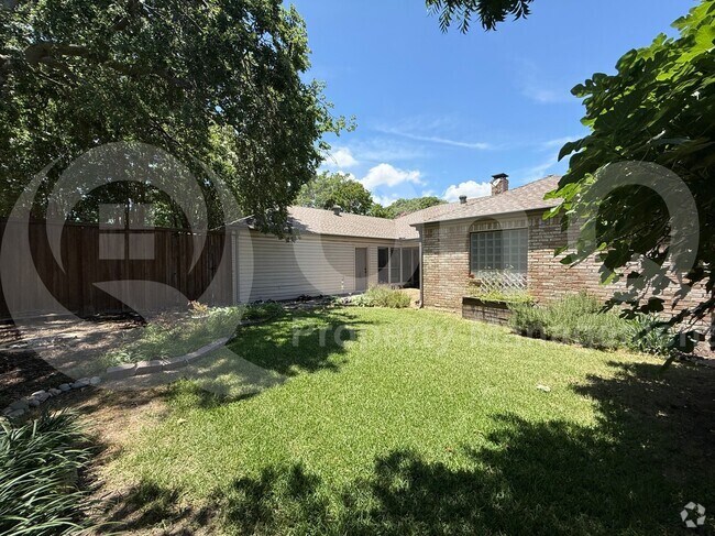 Building Photo - 2328 Tamarisk Dr Rental