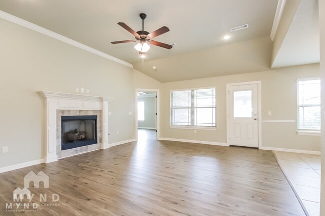 Photo - 421 Carlson St