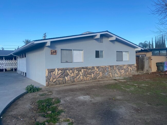 Building Photo - 808 E Kaweah Ave Unit 808 E. Kaweah #B