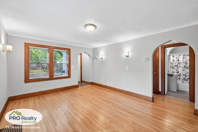 Building Photo - Recently Remodeled 2 Bedroom Home