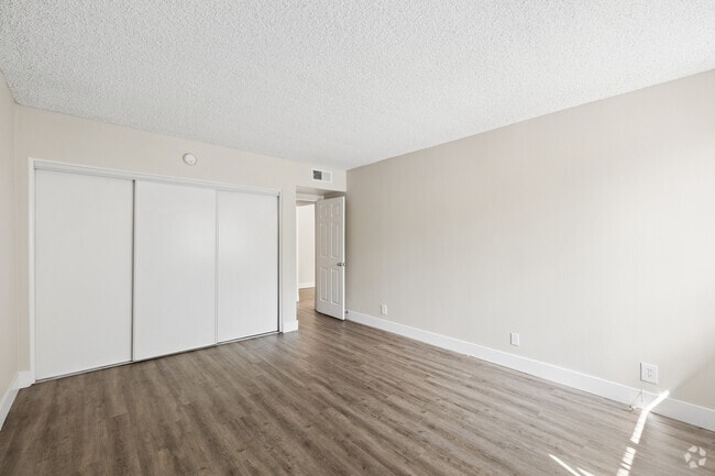 1BR, 1BA - 825SF - Bedroom