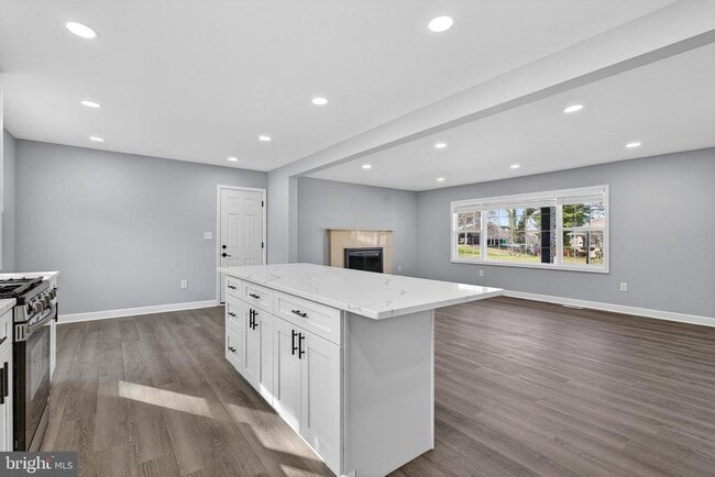 Photo - 2403 Kingsway Rd