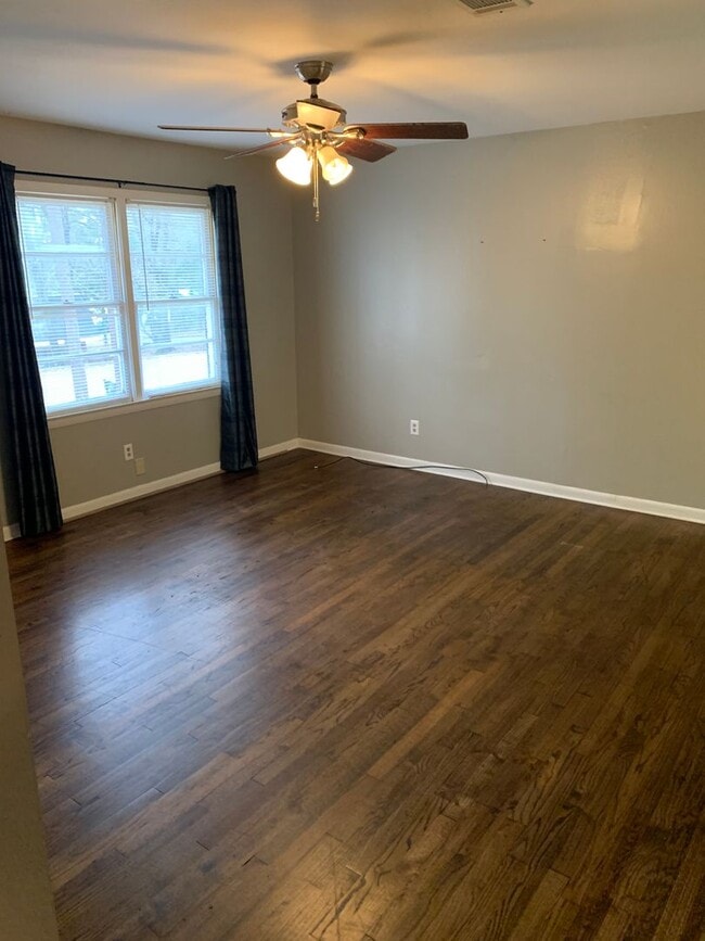 Photo - Cute 2/1 Duplex on Cone St