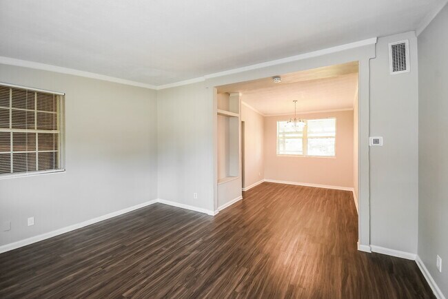 Photo - 1120 Skye Dr W