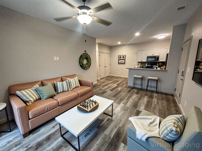 Building Photo - 2 Bedroom 2 Bath Garden Level on Table Ro... Unit 138