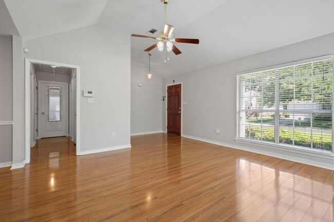Photo - 102 Woods Dr