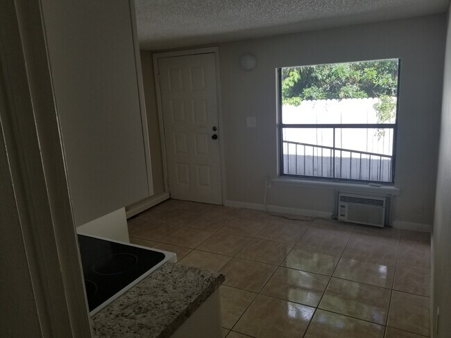 Photo - 911 W Portage St