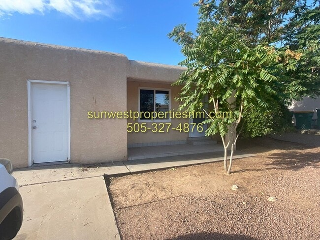Building Photo - 3011 E Edgecliff Dr