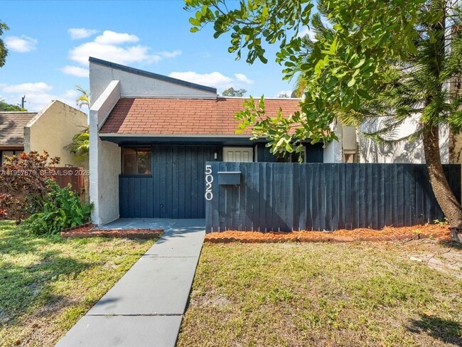 Building Photo - 5020 SW 40th Ave