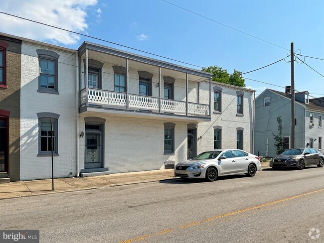 Building Photo - 408 W Princess St Rental