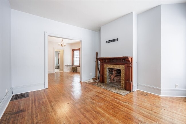 Photo - 500 Oxford St